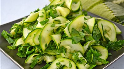 طريقة إعداد سلطة الخيار بصوص المستردة