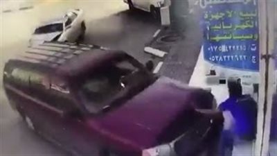 بالفيديو.. سيارة مسرعة تقتحم محلا بالسعودية وتتسبب في مصرع عامل