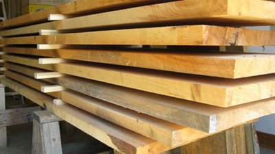 محافظ دمياط يطالب مستوردى الخشب بتخفيض الأسعار