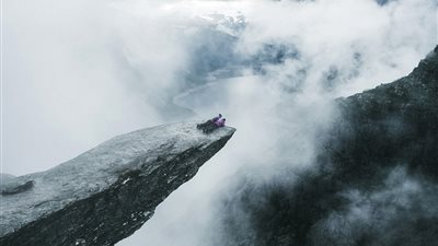 بالصور.. صديقان يخاطران بحياتهما أعلى صخرة النرويج المخيفة