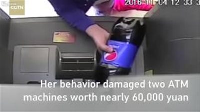 بالفيديو.. فتاة تسكب مياها غازية في صراف آلي للحصول على تعويض