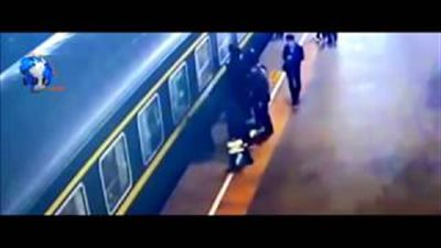 بالفيديو والصور.. إنقاذ طفلة سقطت أسفل القطار بالصين