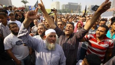 السلفيون يطالبون بطرد السفير الفرنسى والشرطة تغلق شارع مراد