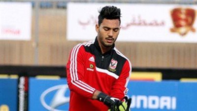 حارس الأهلي يفاضل بين 3 أندية للهروب من التجميد