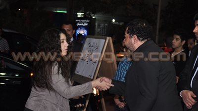 بالصور.. أيتن عامر ومحمد رياض في عزاء والد طارق عبد العزيز