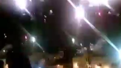 بالفيديو.. الألعاب النارية تضيء سماء فلسطين احتفالا بإزالة البوابات