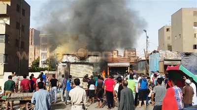 بالفيديو.. السيطرة على حريق في كشك دواجن ببني سويف