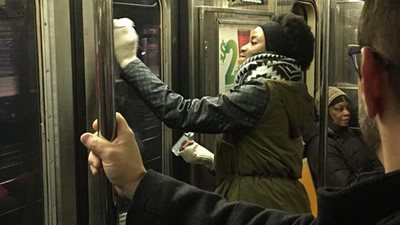 بالصور.. رد فعل ركاب مترو نيويورك بعد انتشار العبارات العنصرية