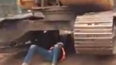 بالفيديو والصور.. عامل يرفع حفارا يزن 30 طنا