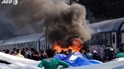 اندلاع حريق في مخيم يوناني بعد مشاجرة بين لاجئين سوريين وأكراد
