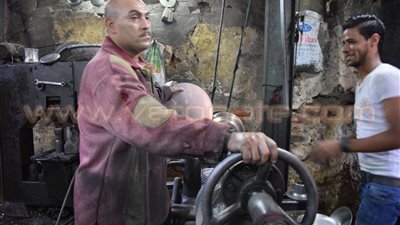 بالفيديو والصور.. عمال مصانع الألومنيوم أمام لهب النيران بنهار رمضان
