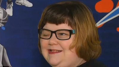 بالفيديو.. فتاة من ذوي الاحتياجات تسدد رمية ناجحة في مباراة كرة سلة