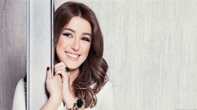 كندة علوش تسخر من شائعة حملها: «مبروك ما كان عندي علم»