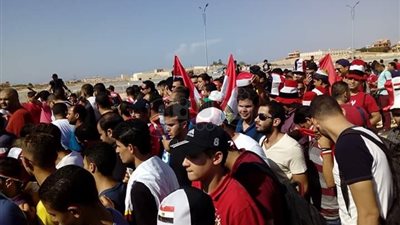 بالصور.. تزايد أعداد الجماهير بمحيط برج العرب قبل مواجهة الكونغو