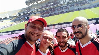 بالصور.. توافد الجماهير على مدرجات برج العرب لتشجيع المنتخب