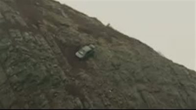 بالفيديو.. فتاة تنجو من الموت بعد سقوط سيارتها من ارتفاع 800 قدم