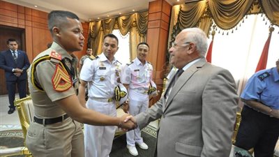 بالصور.. محافظ بورسعيد يستقبل طلبة الكلية البحرية بإندونيسيا