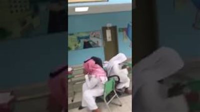 بالفيديو.. لعب معلمين داخل فناء مدرسة يثير استياء السعوديين