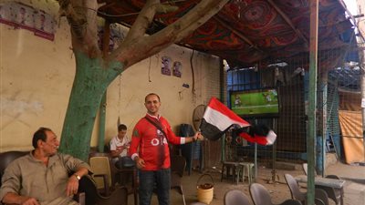 بالصور.. مقاهي المعادي تتزين بالعلم المصري قبل مباراة الكونغو