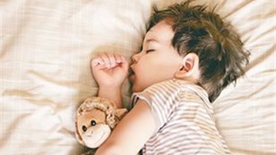 بالصور.. الحل المثالي لاستيقاظ الطفل مبكرا أيام الدراسة