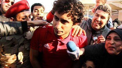 بالفيديو.. مشجع لرمضان صبحي وشريف إكرامي بالمطار: «كنتم رجالة»
