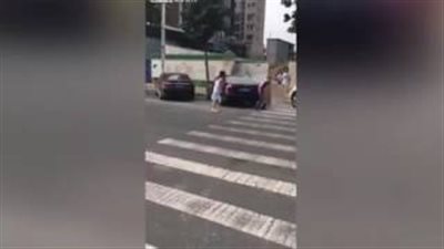 بالفيديو.. امرأة تطعن زوجها الخائن أمام المارة في الشارع