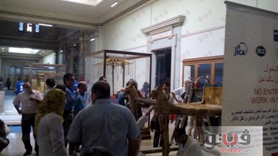 بالصور.. ترميم وتغليف سرير توت عنخ آمون بالمتحف المصري قبل نقله للكبير