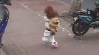 بالفيديو.. كلب يثير ضجة لتشبهه بالأطفال في طريقة سيرهم