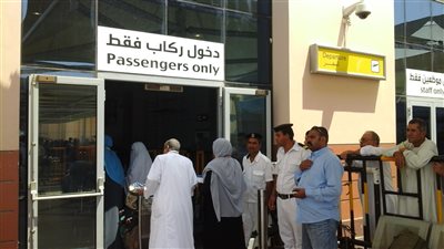 بالصور.. زغاريد في مطار القاهرة احتفالا بسفر أول فوج حجاج للسعودية