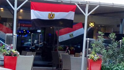 بالصور.. أعلام مصر تزين كافيهات ومطاعم ميدان لبنان