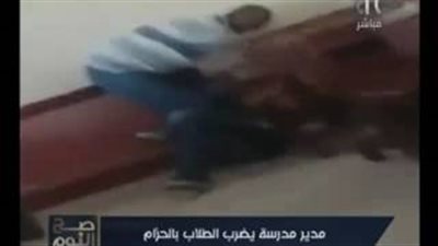 بالفيديو.. مدير مدرسة يضرب طالبا بـ«كرباج»