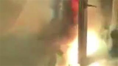 بالفيديو.. فتاة تتسبب في كارثة لإشعالها صاروخ ألعاب نارية