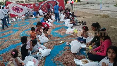بالصور.. «شباب الفيروز» تنظم إفطارا للنازحين من الشيخ زويد ورفح