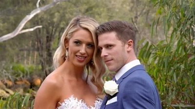 بالصور.. عروسان توءم تتزوجان بنفس الإطلالة