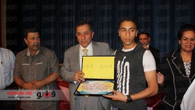 بالصور.. محافظ البحيرة الجديد يكرم أول وخامس الجمهورية بالثانوي الفني والعام