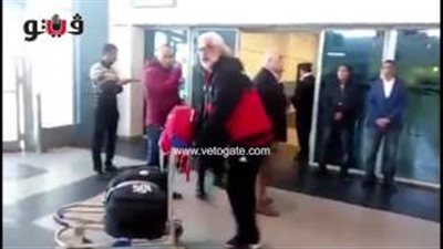 بالفيديو.. اندفاع جماهير المنتخب لالتقاط الصور مع اللاعبين