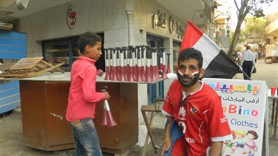 بالصور.. انتشار بائعي الأعلام في المعادي