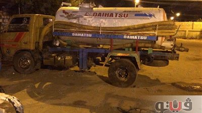 ضبط سيارة وجرار يفرغان مخلفات صرف صحي بالطريق العام في المنيا