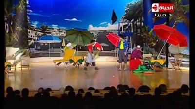 بالفيديو.. بائع عوامات على الشاطئ بمسرحية «تياترو مصر»