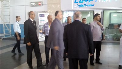 بالصور.. رئيس شركة ميناء القاهرة يصل الصالة الموسمية لتوديع الحجاج