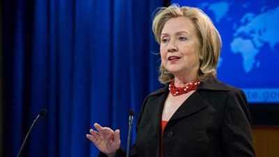 «كلينتون» تنتقد «ترامب» لتعليقاته بشأن هجوم على «داعش»