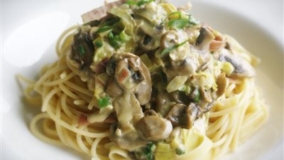 لإفطار سريع.. قدمى لأسرتك طبق إسباجتى بالمشروم والكريمة