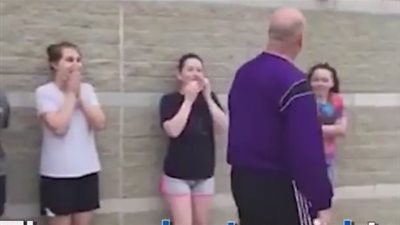 بالفيديو.. رد فعل متطوعين بعد تعرضهم لرذاذ الفلفل الحار