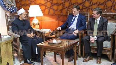 بالفيديو.. شيخ الأزهر يستقبل السفير البريطاني