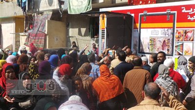 بالفيديو.. زحام كبير على سيارات المجمعات الاستهلاكية بالإسكندرية