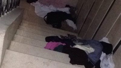 امرأة تلقى ملابس ابنتها على السلم والسبب تعرفه جميع الأمهات