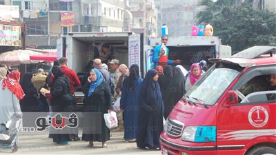بالصور.. إقبال الأهالي على سيارات المجمعات الاستهلاكية بالإسكندرية