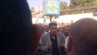 عمال مصنع السكر بقنا يغلقون أبوابه اعتراضًا على تأجيل صرف العلاوات