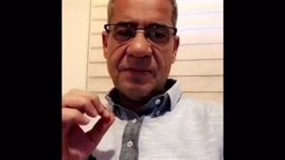 بالفيديو.. رد فعل مذيع «mbc» بعد السخرية من صورة والده