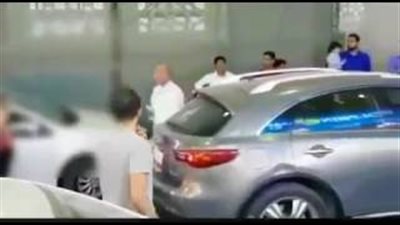 بالفيديو.. امرأتان تتسببان في توقف حركة المرور والسبب تافه